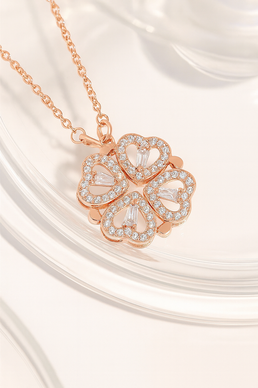 Elegante 18K vergoldete Herzblüten-Halskette aus Titanstahl – Glänzender Anhänger im geometrischen Design